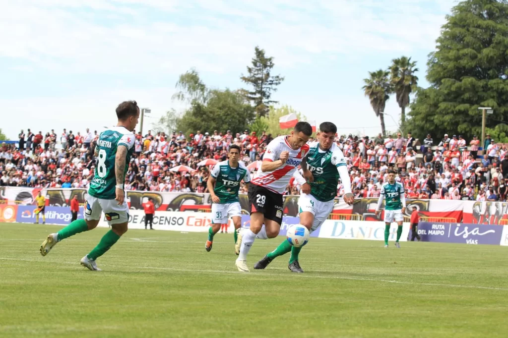 Curico-Unido-logro-un-triunfo-vital-ante-Santiago-Wanderers-y-se-aleja-de-la-zona-de-descenso-1